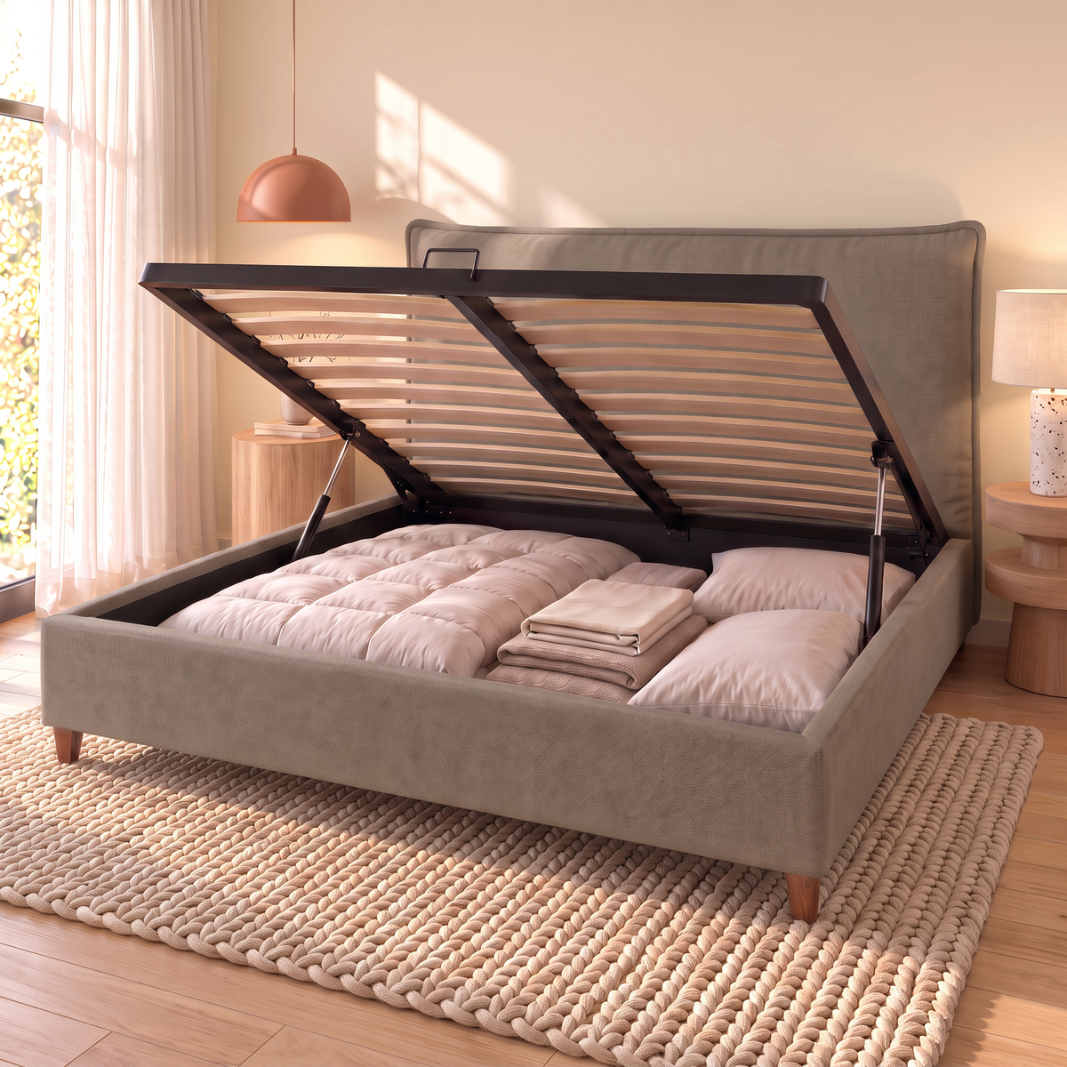 Letto contenitore Dion Taupe aperto: rete a doghe sollevata dai pistoni e vano contenitore pieno